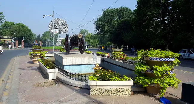 Kim's Gun (Zamzama)  The Roaring Lion